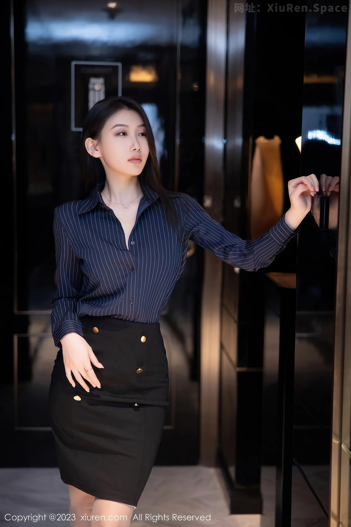 图片[2]-[XiuRen秀人网] 2023.03.15 VOL.6418 李佳芮Cherie 黑色OL制服与蕾丝情趣内衣加灰丝美腿性感私房写真集-秀人网官方网站